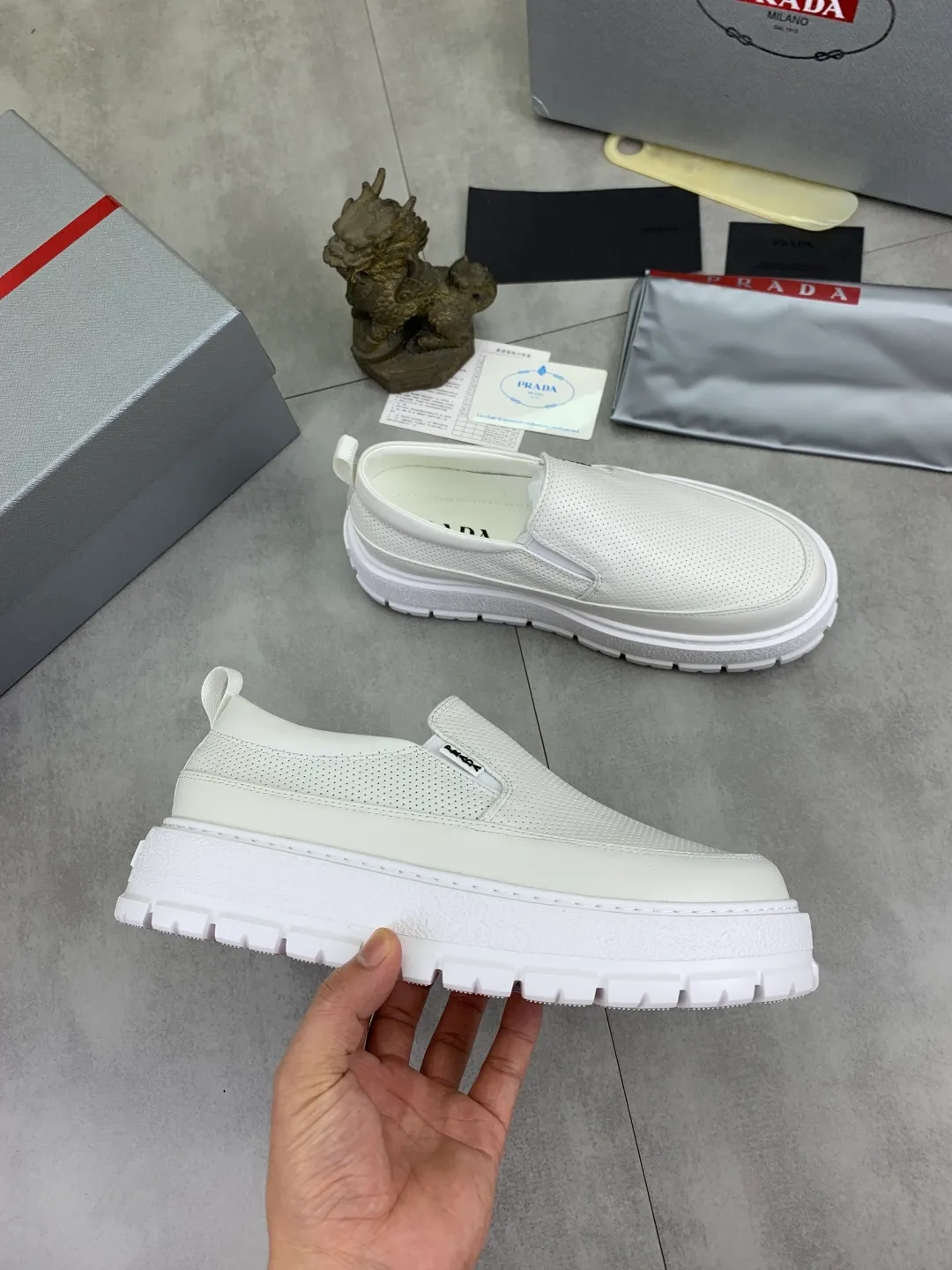 Men's shoes 💰P560💰[New model] The top version is available on the official website, 🆘 The trendy brand (Prada) mainly promotes the popular model, avant-garde and versatile fashionable men's shoes, private version mold opening, cowhide surface splicing 1:1.. Stylish and simple, original imported cowhide lining cowhide feet; the atmosphere and personality are more fashionable, eye-catching and pursuing class. It will subvert the old idea and be a must-have for fashionistas with you! Must keep it for yourself! Tall and comfortable, large and low, high-end quality workmanship. The new high-end outsole on the official website. Size: 38-45. 4️⃣colors available.